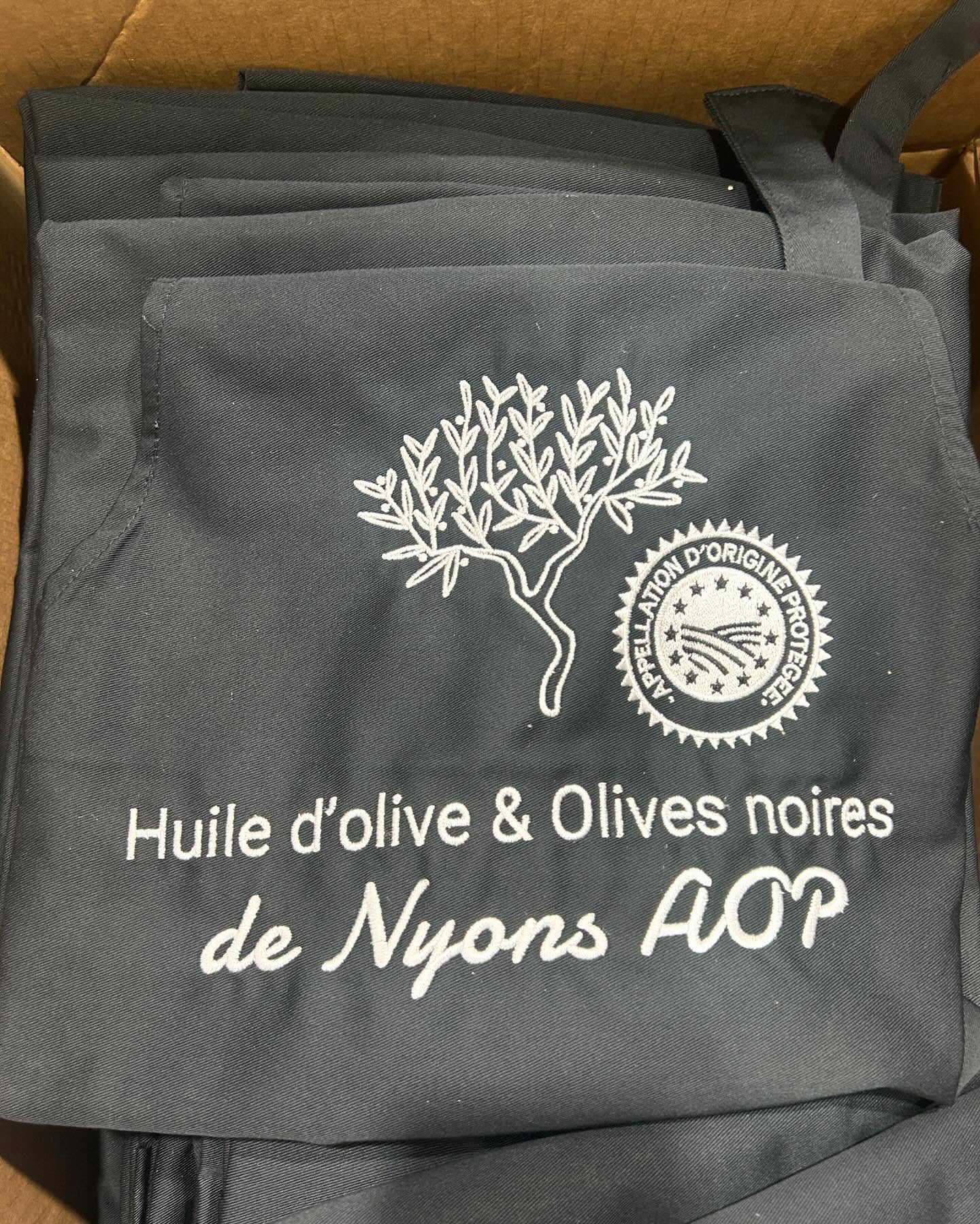 Textiles brodés pour l’appellation Huile d’olive et Olives noires de Nyons AOP