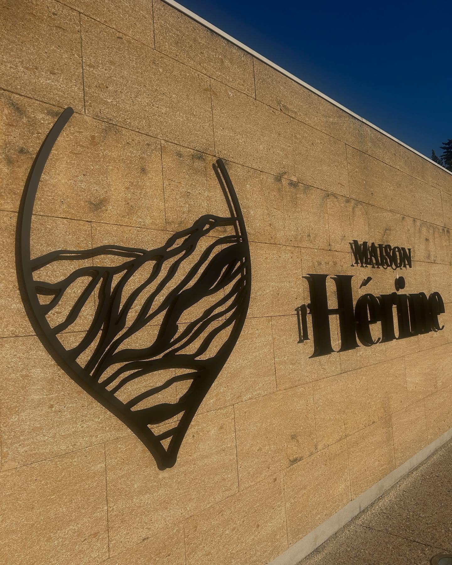Découpe et gravure du symbole Maison l’Hérine