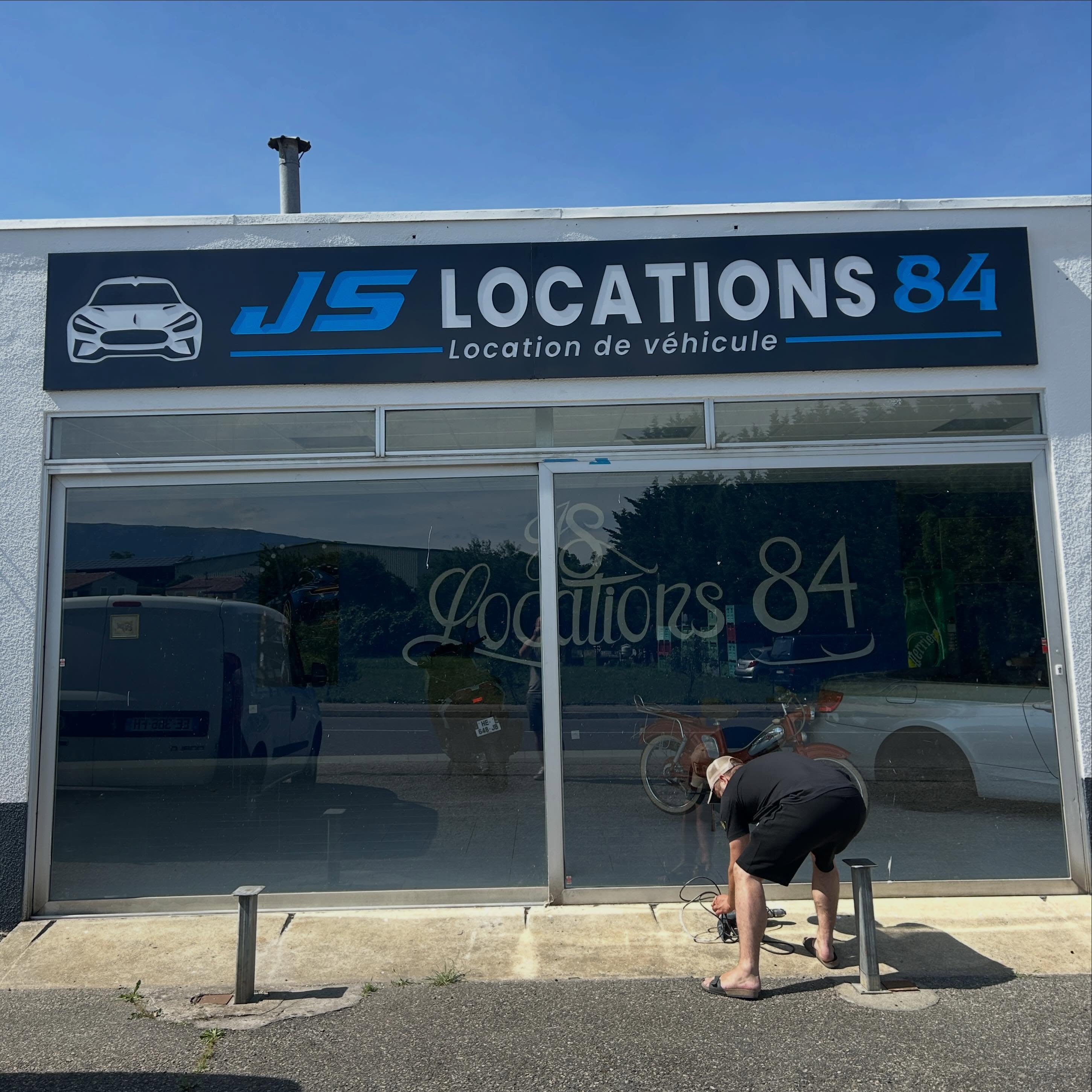 Enseigne et vitrine JS Locations 84